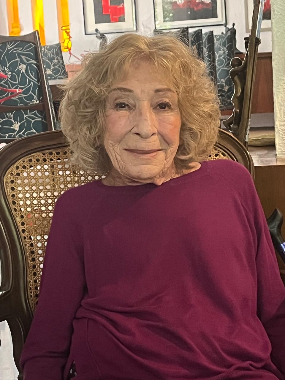 Dina (Adriana Arakelian)